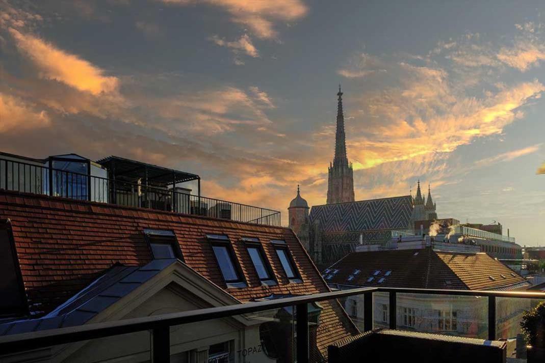 Hotel Topazz&Lamée Viena Exterior foto View of St. Stephen's Cathedral from the rooftop of the Vienna University of Economics and Business